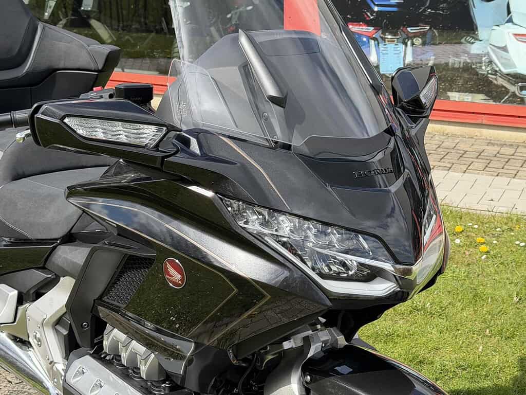Honda Goldwing Motorrad in der Nähe von Goldwing Haus Fuchs in Uslar mit reflektierendem Lack und moderner Verkleidung.