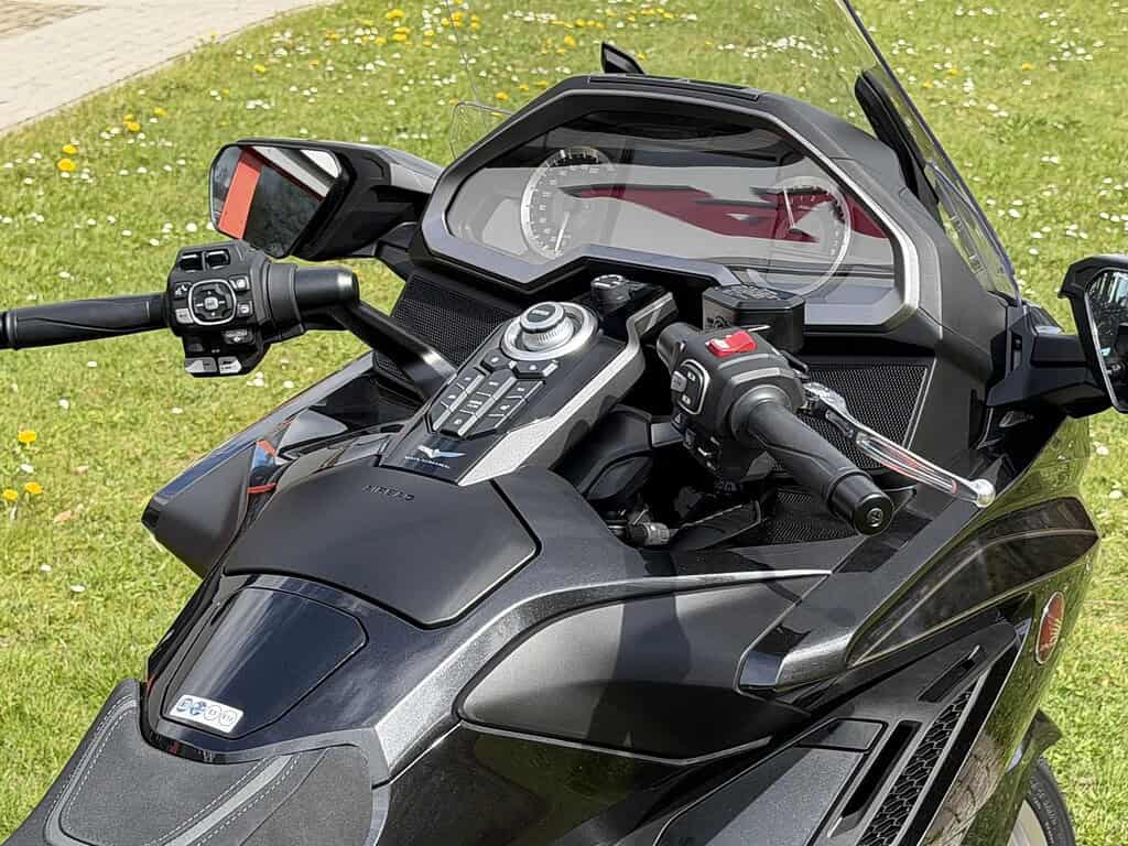 Lenker und Armaturen einer Honda Goldwing auf grünem Rasen bei Goldwing Fuchs in Uslar.