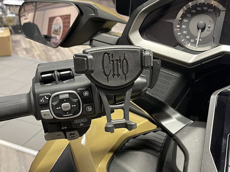 Honda Goldwing Cockpit mit Bedienelementen und Handyhalterung im Goldwing Haus Fuchs, Uslar.